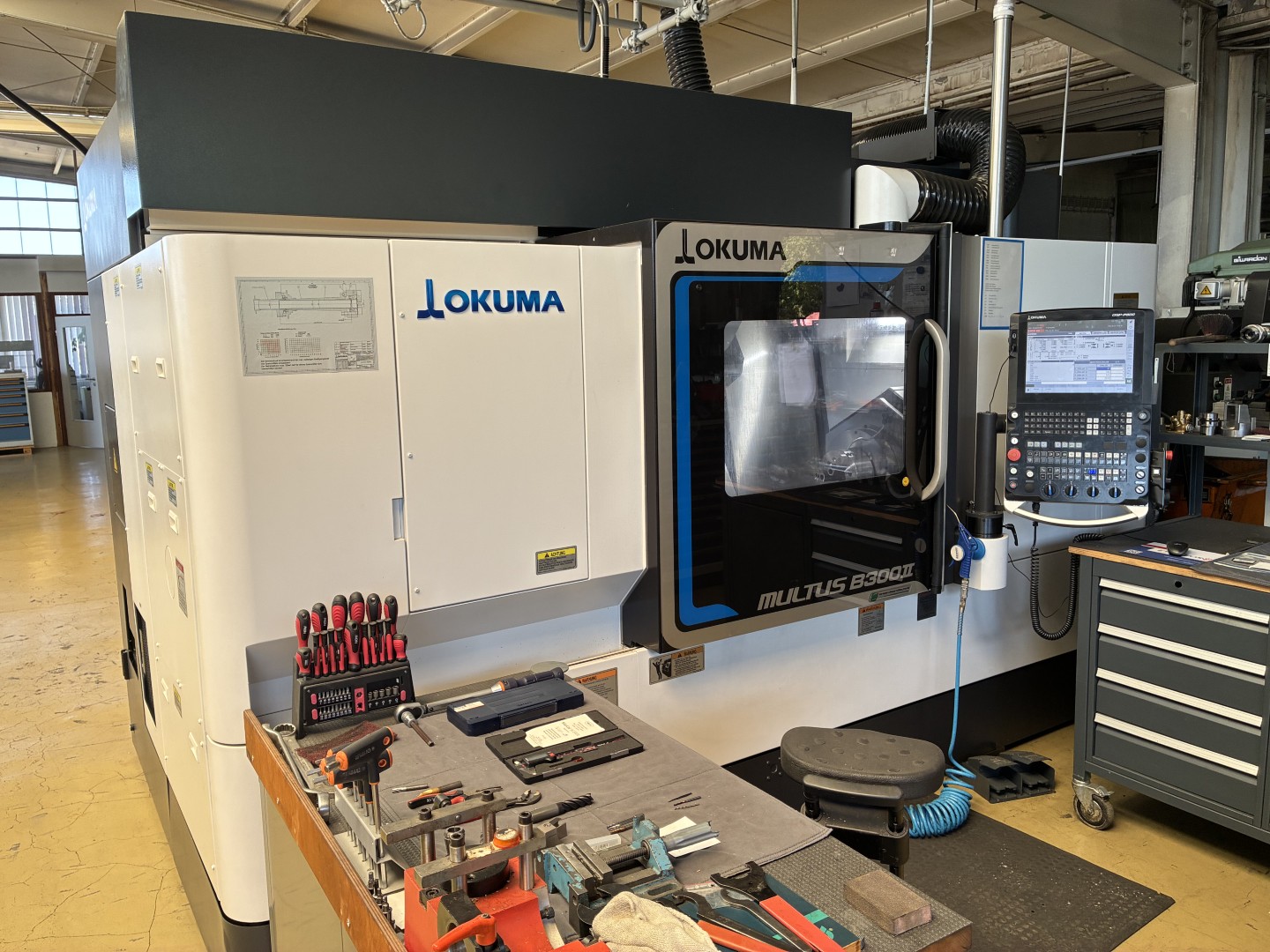 Токарно-фрезерный центр с ЧПУ OKUMA MULTUS B300II-W BA2400, бывший в употреблении